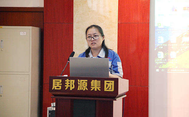 貨運(yùn)內(nèi)勤代表孟德林對(duì)公司工作體系以及貨運(yùn)部門的工作進(jìn)行匯報(bào)。