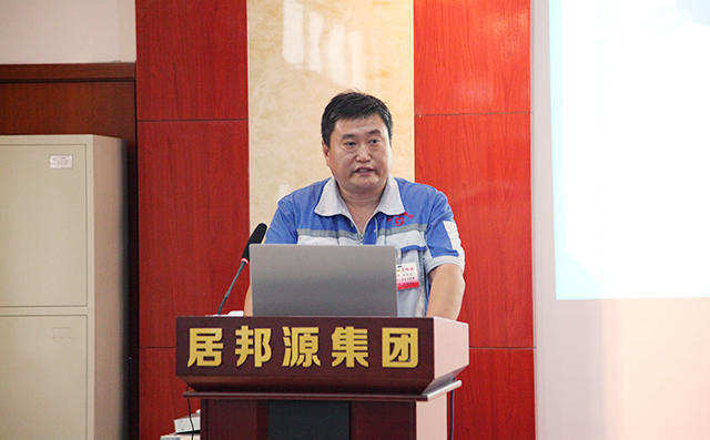 生產(chǎn)中心總監(jiān)馬永民對(duì)公司生產(chǎn)對(duì)公司員工提出的合理化建議實(shí)施成果進(jìn)行匯報(bào)。