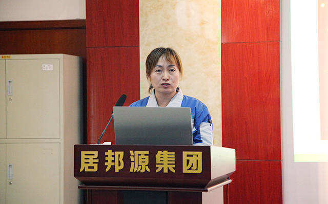 人資部部長雷廣妮對(duì)公司積分制工作匯報(bào)。