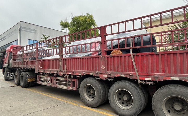 負(fù)責(zé)發(fā)貨的同事核實好產(chǎn)品名稱、規(guī)格和數(shù)量，進(jìn)行了嚴(yán)格把關(guān)，與貨運公司核對好物流信息。大家通力協(xié)作，有條不絮地將風(fēng)機(jī)穩(wěn)穩(wěn)地裝在大貨車上，確保運輸過程中貨物穩(wěn)定安全。