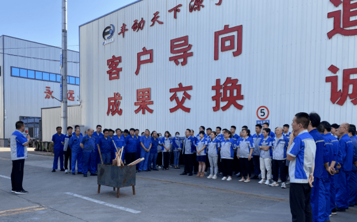 6月30日上午，章丘豐源機械有限公司組織開展了一次全面的衛(wèi)生大掃除綠化活動。